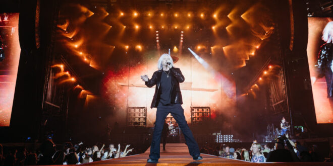 Def Leppard on Stage - Rocking the Crowd in the Year 2022